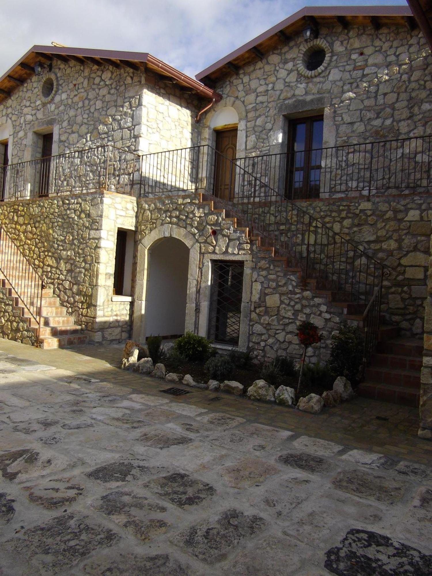 Hotel Il Feudo Dei Pierleoni Celano Exterior photo