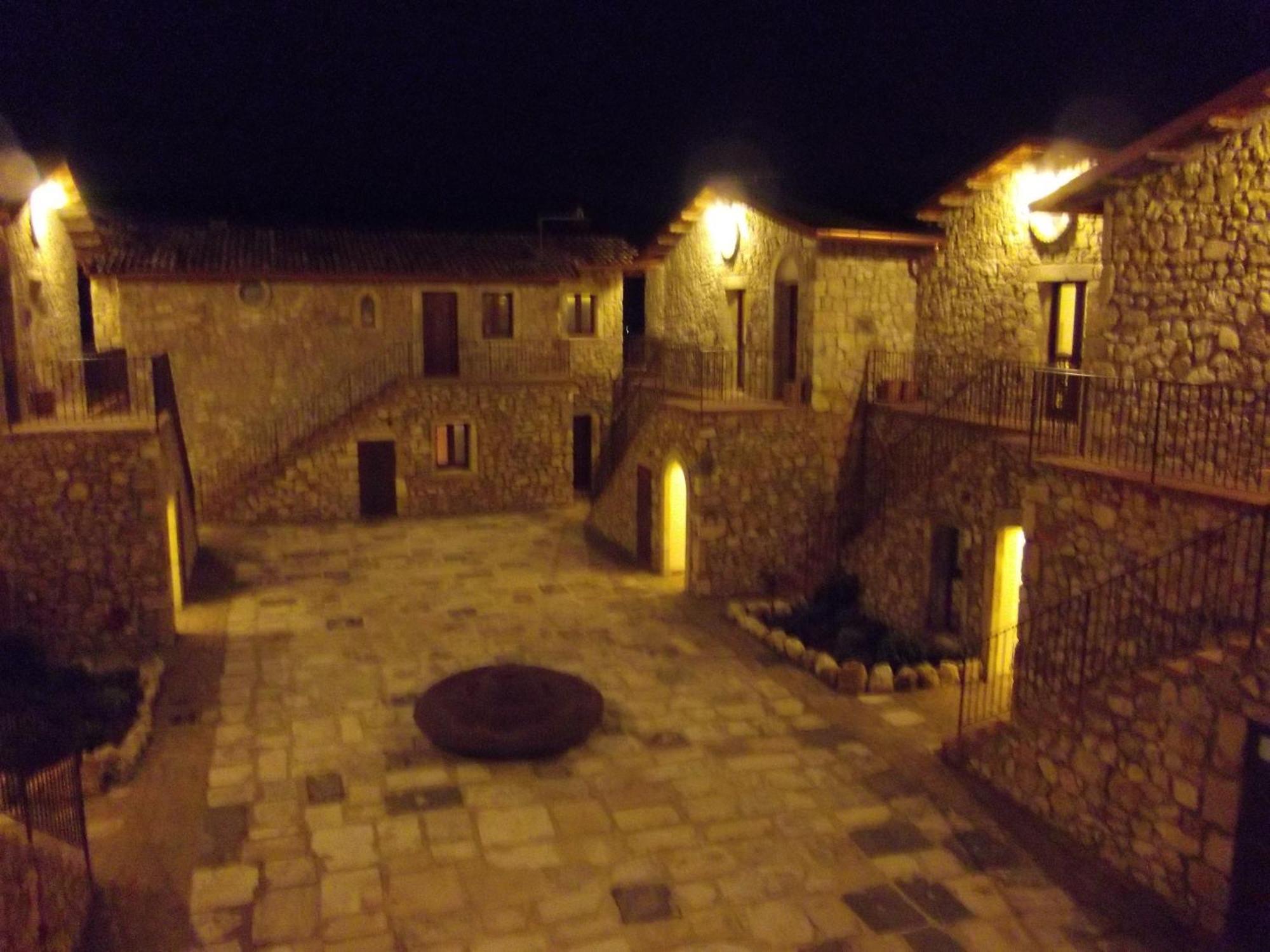 Hotel Il Feudo Dei Pierleoni Celano Exterior photo